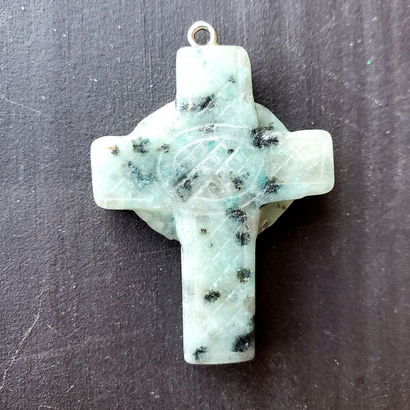 New Hand Carved Kiwi Stone Celtic Cross. - Picture 2 of 10